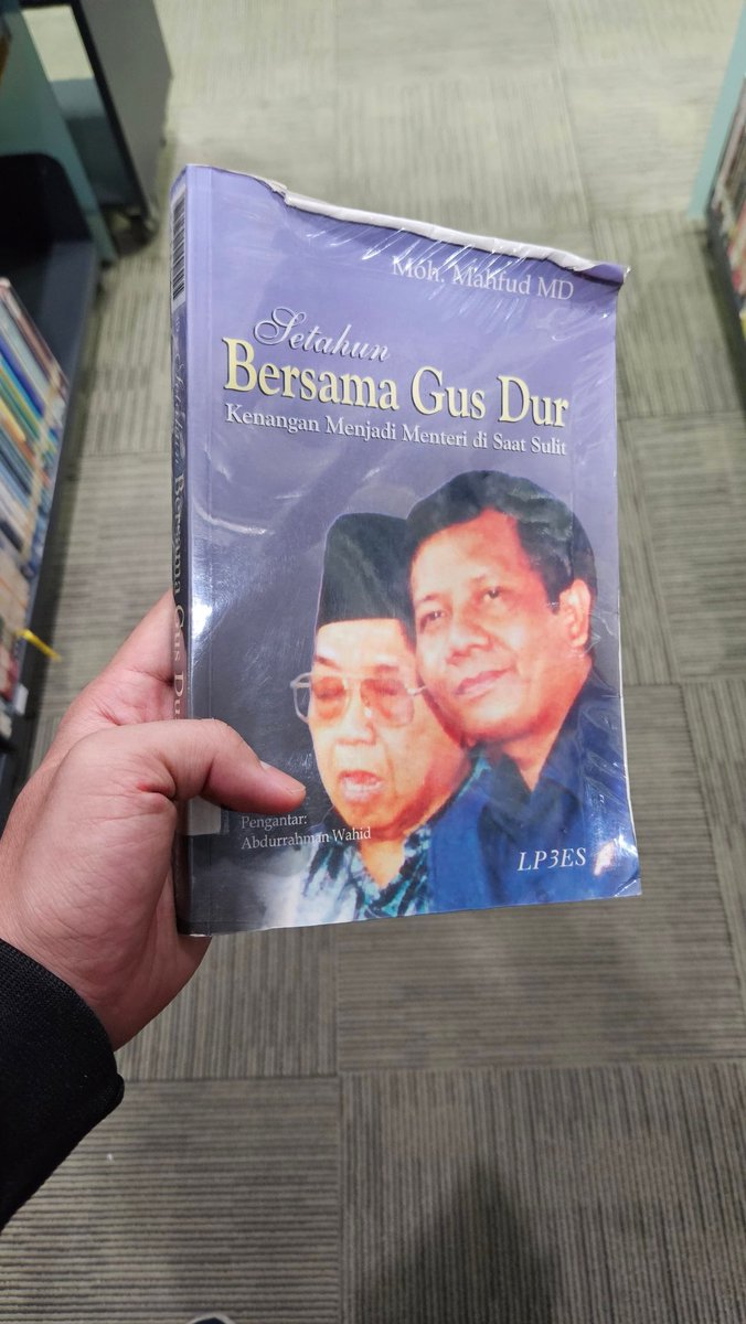 KhoGenius's tweet photo. Bbrp bulan lalu gw baca buku "Setahun Bersama Gus Dur" karya Prof Mahfud MD @mohmahfudmd (2003) yg berisi pengalamannya sbg Menteri Pertahanan era Gus Dur. Gw mau share bbrp hal menarik, sprt ketika kata2 beliau dipelintir media &amp; ketika ditawari harta karun dr Swiss. https://t.co/5I3dPS8zxR
