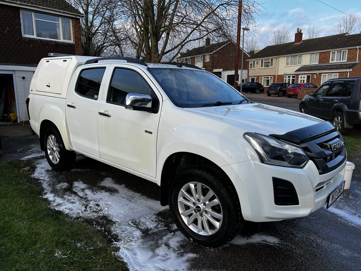 KTMGordo's tweet photo. Obligatory weekend wash: turns out it’s actually white 😜

#WinterSpec #Isuzu #DMax https://t.co/clIXWxqYPo