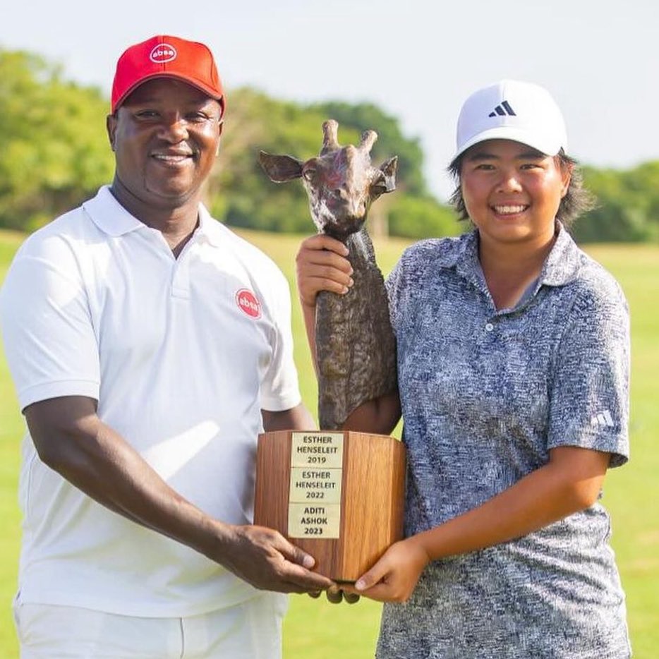 smusyoka's tweet photo. 19 year old Shanon Tan from Singapore with @AbsaKenya’s Chief Financial Officer Yusuf Omari. Shanon takes home Ksh 7.9 million (€45,000) prize money after winning the Magical Kenya Ladies Open #MKLO #MKLO2024 #AbsaPoweringGolf https://t.co/rpYT8HXl1i