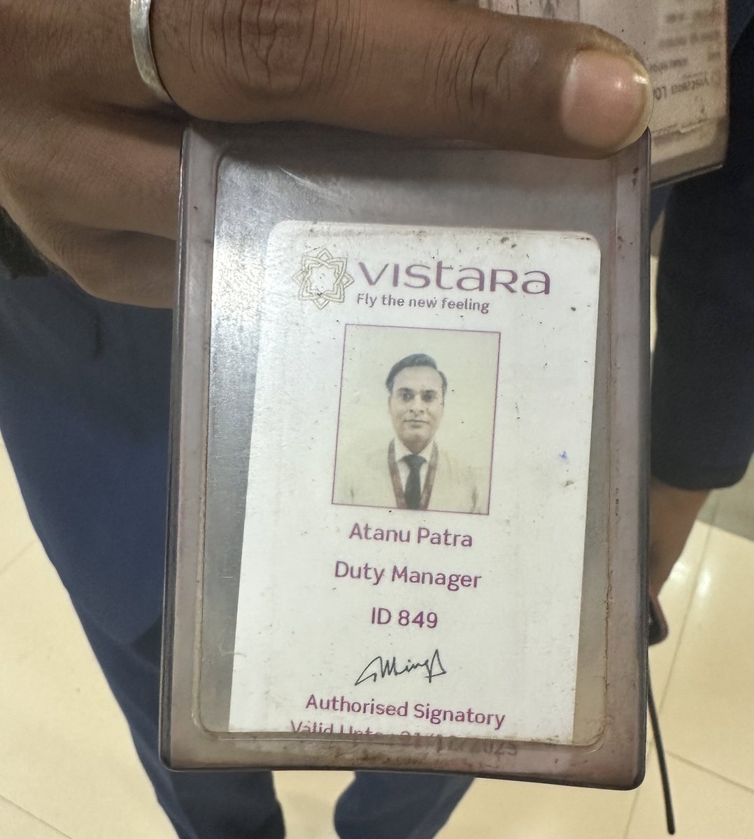DrMNGarg's tweet photo. Thank you Atanu Patra for the exceptional service at Bhubaneswar airport today. You made our travel with Infant seamless and like a cakewalk. 
Flying BBI to BOM. 
@airvistara Fly the new Feeling.. Indeed!! https://t.co/WRaFJQjliv