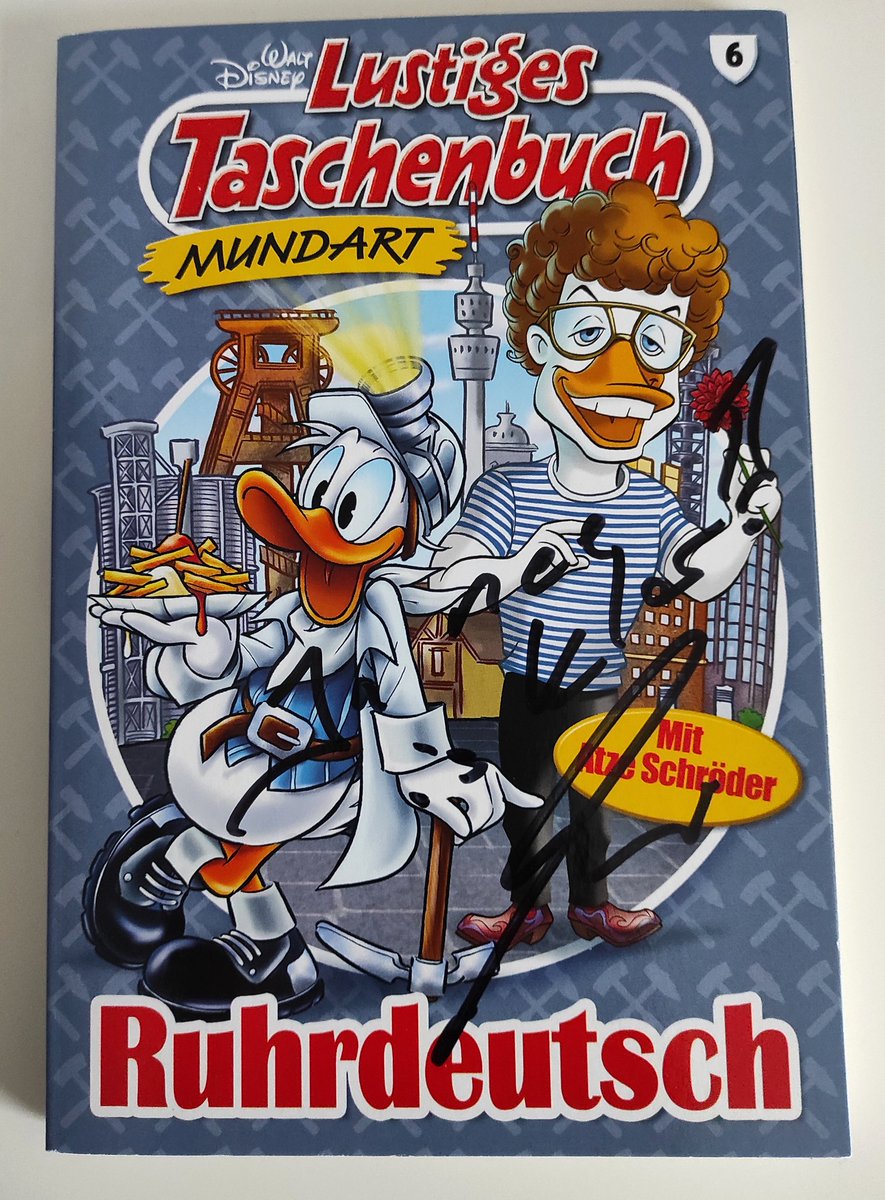 Enti_Ducky's tweet photo. "Ja nee, ist klar!" - Das Original aus dem Ruhrpott: Comedian Atze Schröder im Lustigen Taschenbuch Mundart 6! 😎#LustigesTaschenbuch #Ruhrpott #Atze #AtzeSchroeder #Autogramm @fieselnews @LTB_Entenhausen https://t.co/nGVhImNy0b