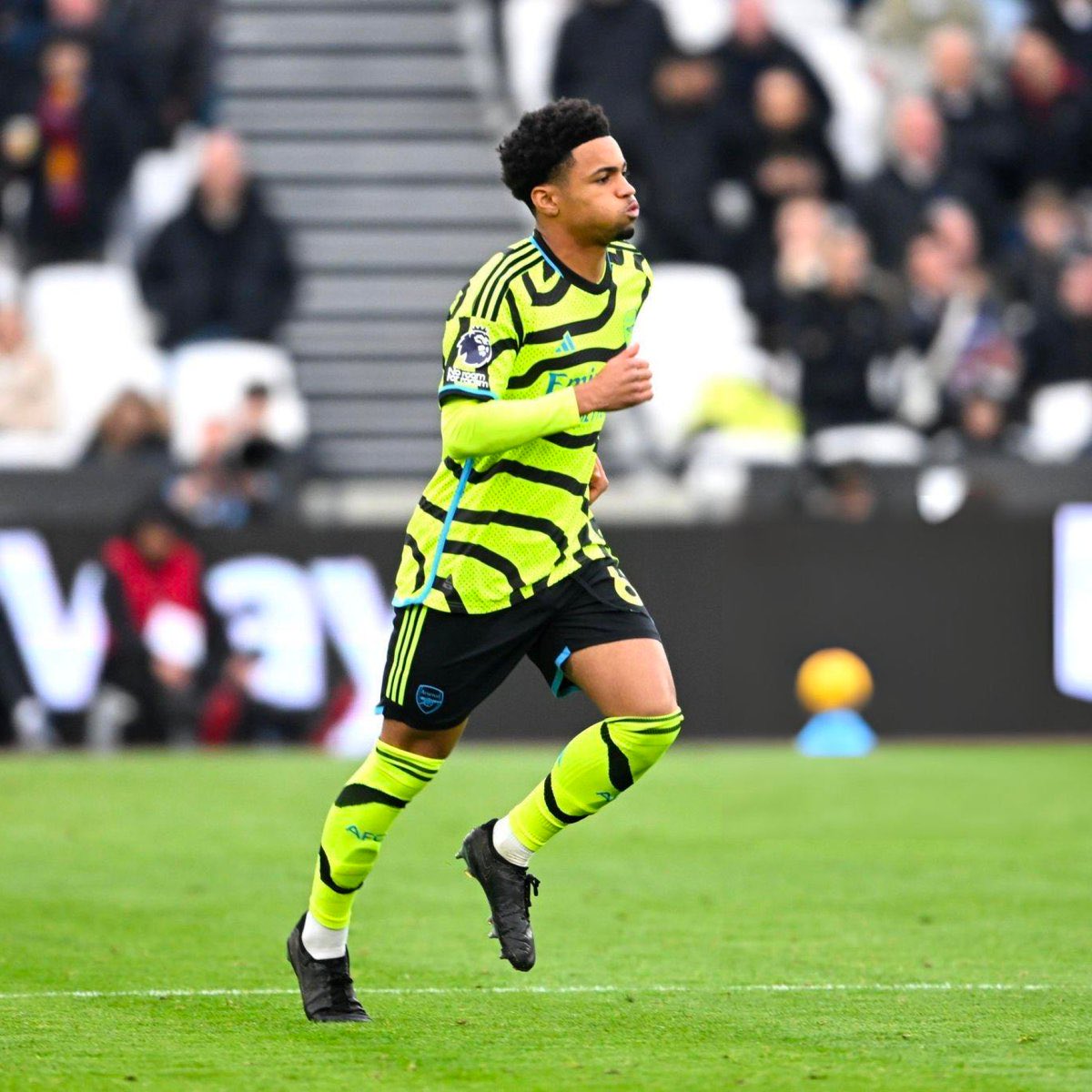 EduardoHagn's tweet photo. He’s the future of this club, no doubt. The way he plays, the way he transmits energy. This is a generational player in the making. Ethan Nwaneri. ✨ https://t.co/FxceacsB5m