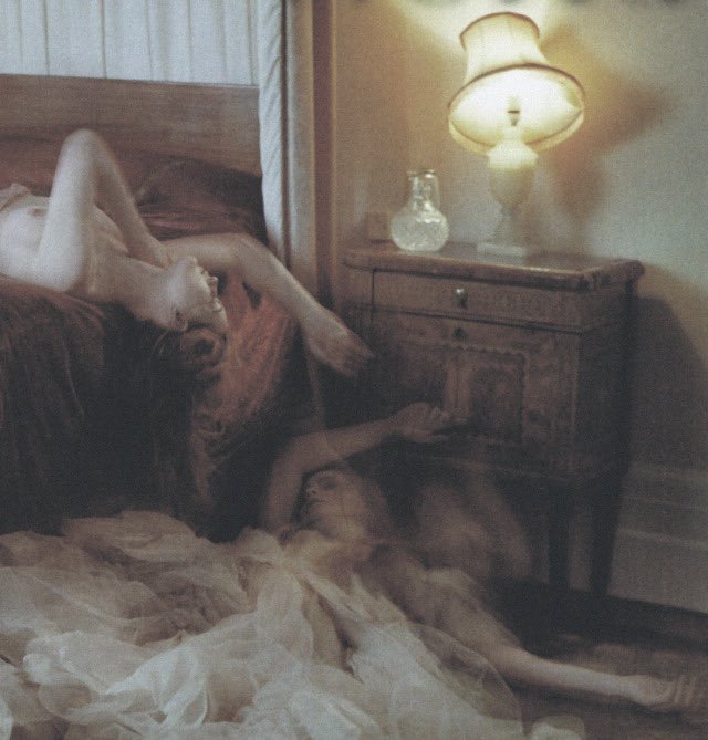 girlambs's tweet photo. Guinevere van seenus “dreaming of another world” by Tim Walker for Vogue Italia (2011) https://t.co/3H5ArohR6s