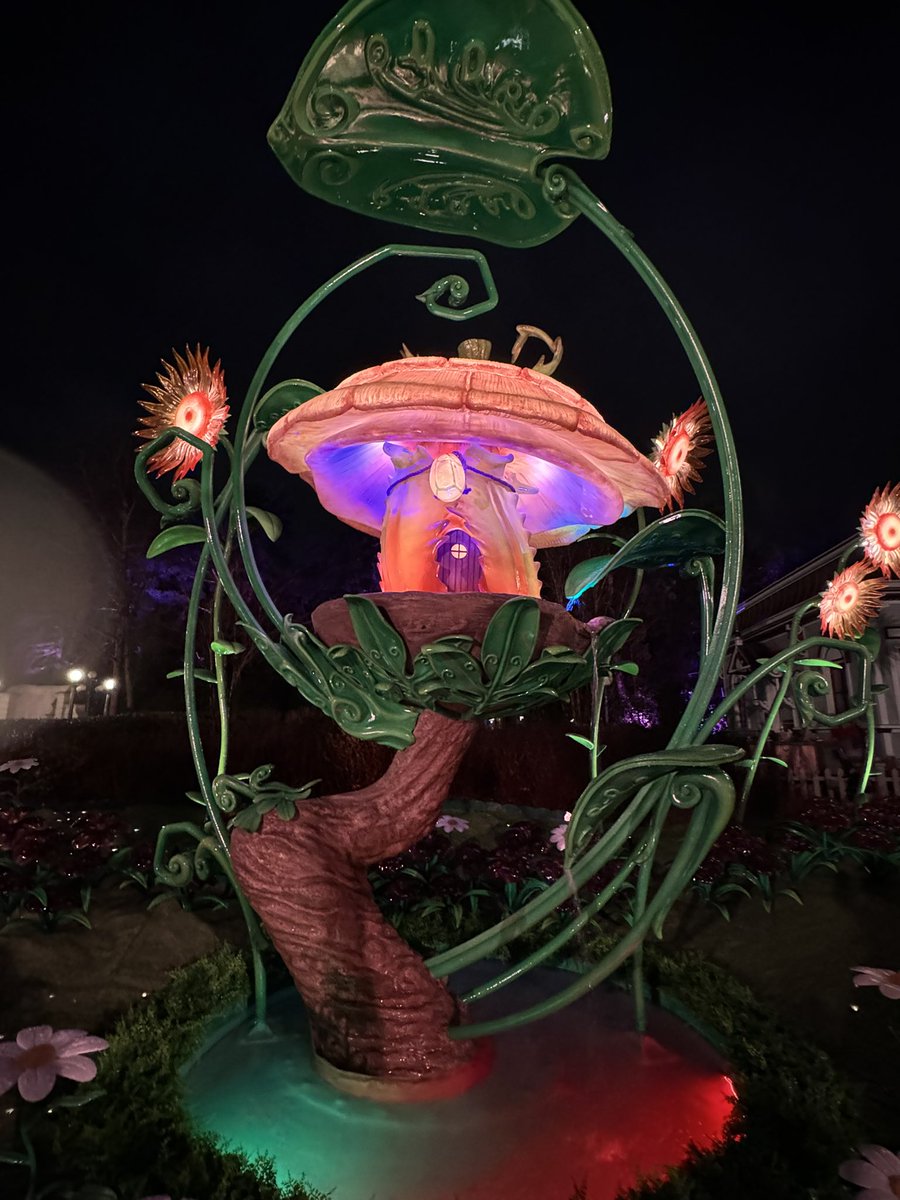 Am Abend ist die Dekoration „Wake Up Winter“ nochmal beeindruckender!! Oder was meint ihr? Wie gefallen euch die leuchtenden Farben?

#DisneylandParis