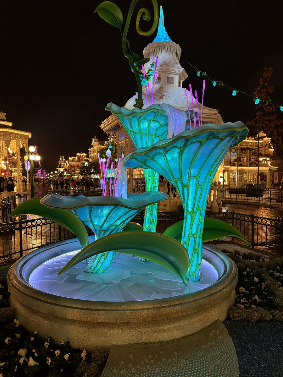 WeCanFlyDlrp's tweet photo. Am Abend ist die Dekoration „Wake Up Winter“ nochmal beeindruckender!! Oder was meint ihr? Wie gefallen euch die leuchtenden Farben?

#DisneylandParis https://t.co/FAyi4eE9Mx