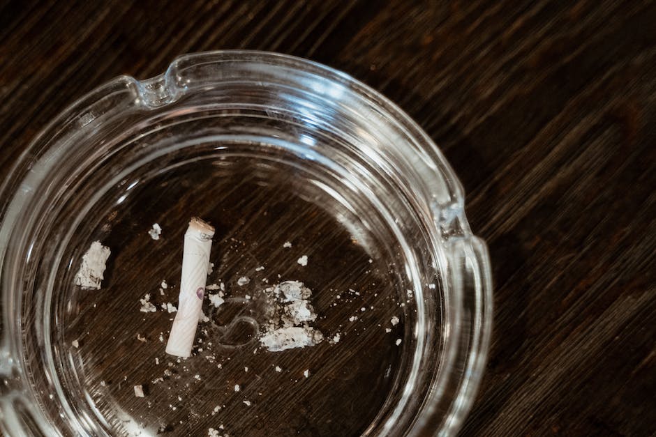 RedescubreLaEM's tweet photo. 🚭Estudios sobre tabaco y #EsclerosisMúltiple señalan que su consumo, tanto directo como indirecto, no solo aumenta el riesgo de EM sino también de su progresión. La buena noticia es que diferentes investigaciones recogen también que este efecto perjudicial se reduce al dejarlo. https://t.co/GNypWTr7Q4