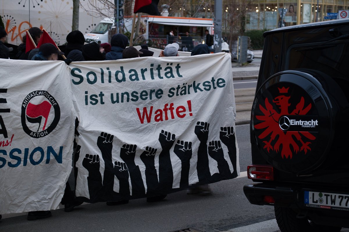 Moritz_Wagner_'s tweet photo. Am 10.02. fand eine Demonstration in #Leipzig bezüglich der Vorfälle in Budapest am sogenannten Tag der Ehre 2023 und der im Zuge dessen verhafteten Menschen satt. #le1002 

Einige Eindrücke⬇️ https://t.co/KUlTxm3BAL