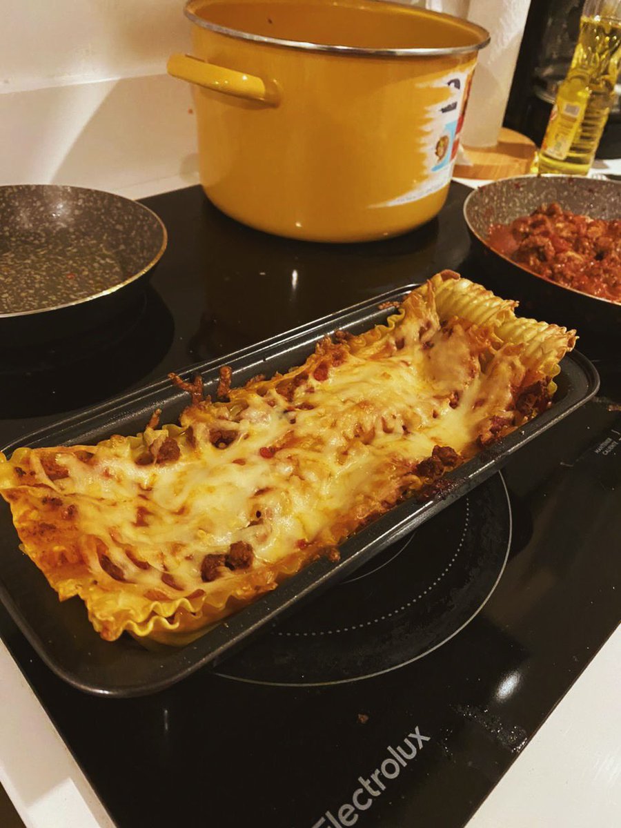 Mi novio planeó todo un fin de semana para celebrar nuestros 3 meses de novios. Me dio el libro que quería leer hace mucho y cocinamos juntos en el Airbnb que había reservado semanas atrás. Les prometo que no se que he hecho bien en la vida para ganarme tanto amor de él 😭❤️‍🩹.