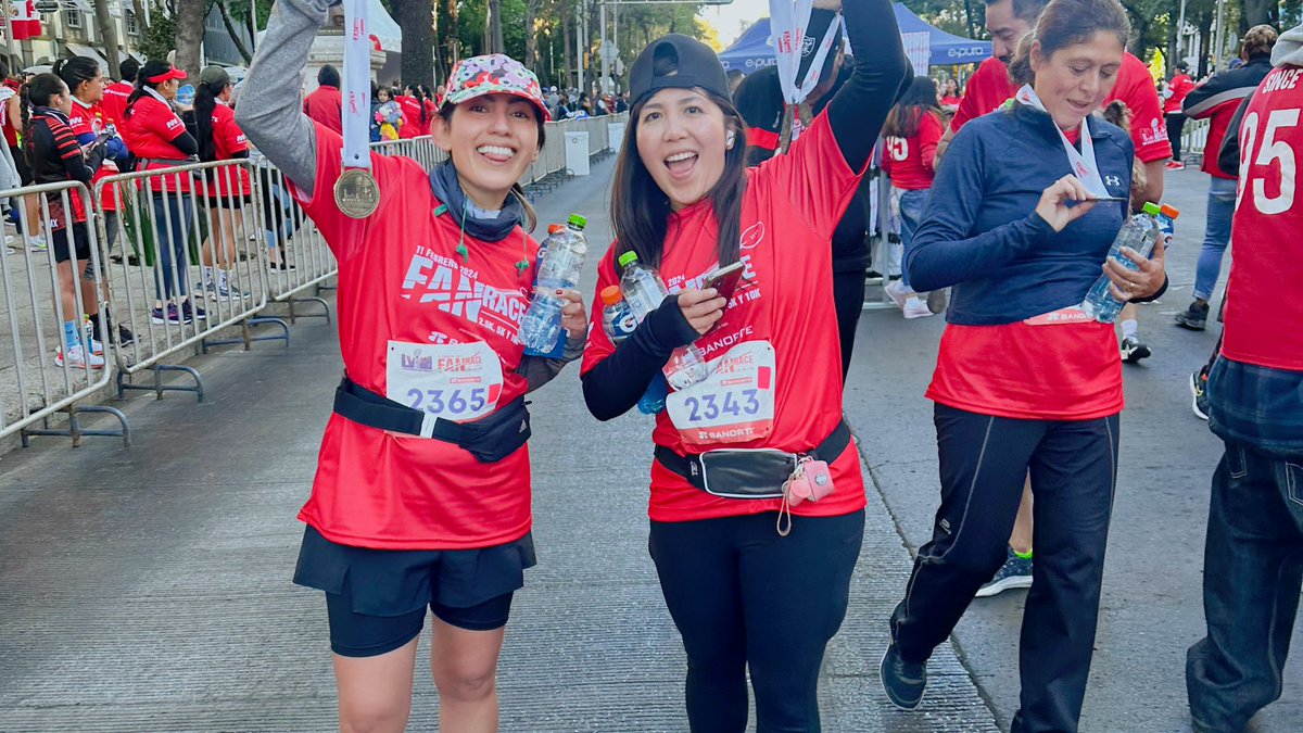 Hoy se corrió 5k en la #NFL fan race. Todo bien, excepto que en el kit regalaron #ultraprocesados y #bebidasazucaradas En pleno 2024 no entiendo por qué seguir asociando estos productos a la salud y la actividad física, cuando hay evidencia de que aumentan la mortalidad 🤷🏻‍♀️