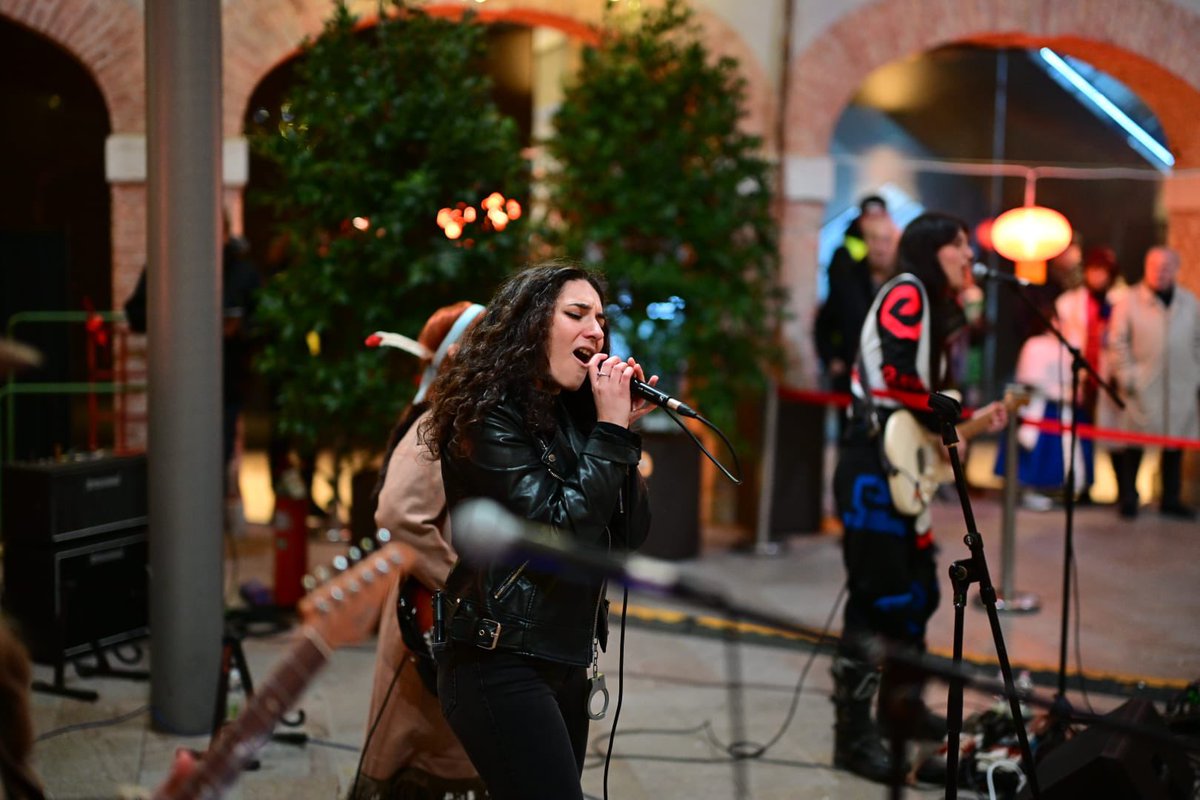 5 ragazze formano la prima e la più importante realtà rock femminile del triveneto: le @pinkarmada! 🎶

Le migliori rock hits dagli anni ‘70 ad oggi con il sound di due chitarre esplosive, una potente sezione ritmica e una voce calorosa e seducente. 🎸

#CarnevaleVenezia2024