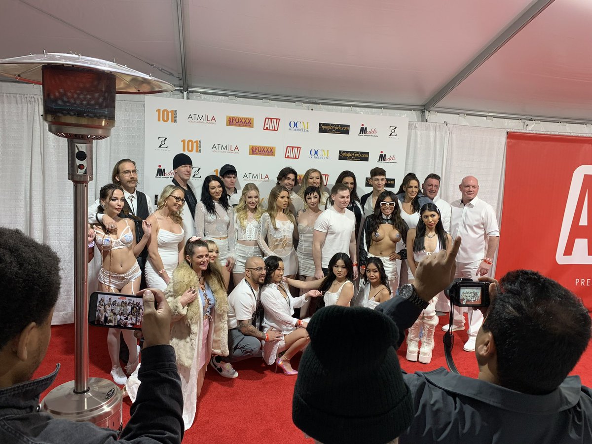liz_skylar's tweet photo. 🎇Super excited to announce that I have joined the🎇@EastCoastTalent family! 
Super excited for the future❤️ https://t.co/08XShxJJT3