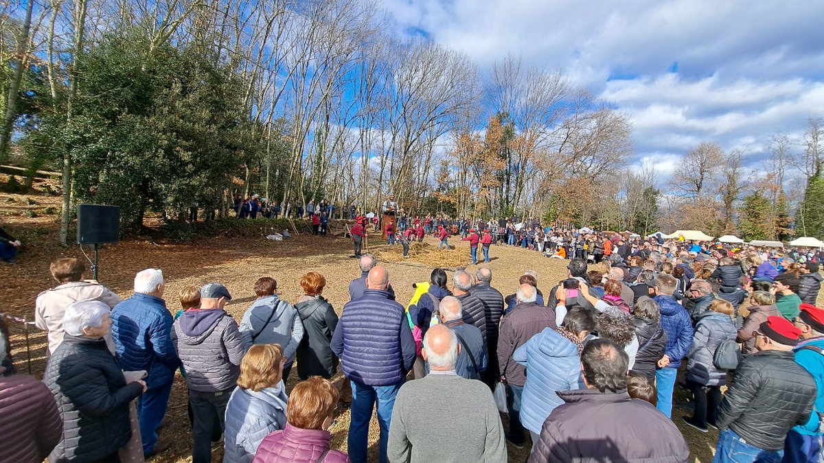 Olotuit's tweet photo. 🔊🌱 Avui, a Batet, el fajol és el protagonista.
Parades de productes de proximitat, demostracions d'oficis, degustacions de Cuina Volcànica i el ball d'en Batoies... són algunes de les activitats de la Fira del Fajol que ha obert el pregó de la @MartinaPuigvert.
#femOlot #Olot https://t.co/O9bRxuYk3B