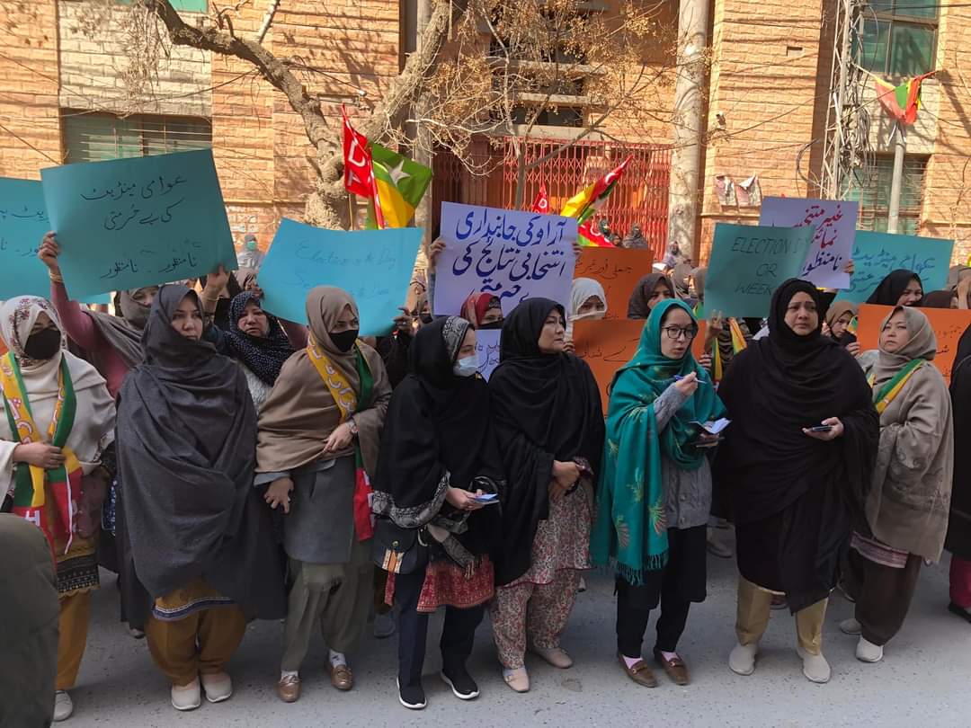 NayelAli's tweet photo. The party's women's wing protested election manipulation and fraudulent results. We denounce pre-poll and post-poll rigging, vowing to oppose it vigorously, with women's resolute support.
@ECP_Pakistan 
@HamidMirPAK https://t.co/g2Ff9G6okH