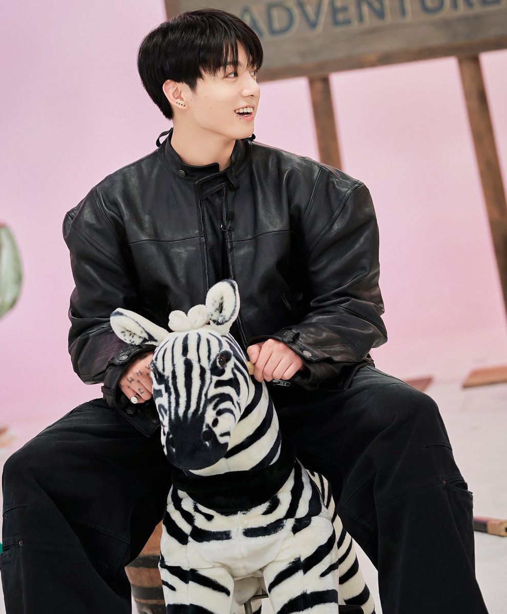 abab_chan55's tweet image. 40⬆️グク🐰寄りのオルペンです💜
グクのソロ活動からなので超ド新規ですが仲良くしてくれる方募集中🙌🏻🙌🏻
♡orコメもらえたらシマウマに乗ってお迎えにあがりますっ🏇
敬語ナシでお話してくださる方！お待ちしてます🍀
 #大人armyと繋がりたい #アーミーと繋がりたい