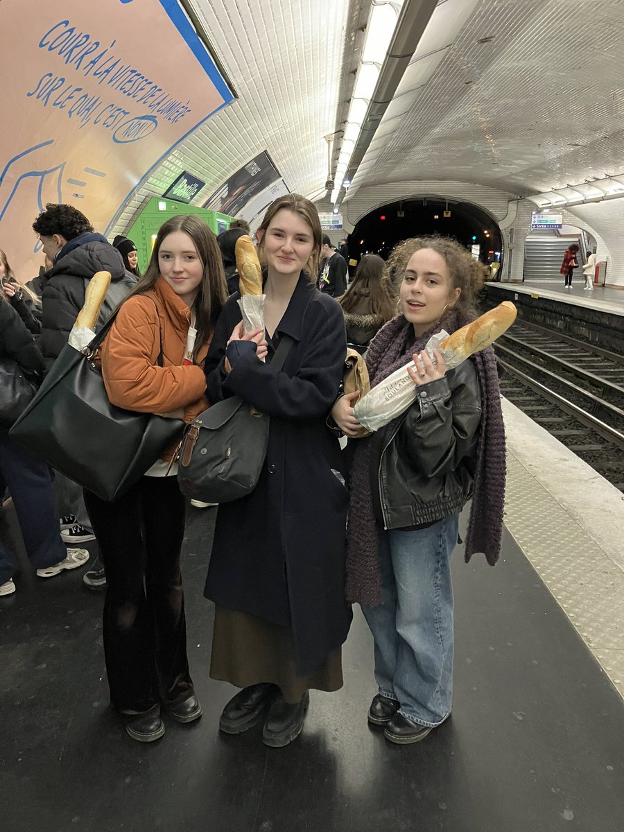 HWSArt_Photo's tweet photo. Final night pub quiz and a final visit today to the amazing Marché Bastille! Now on our home run… we’ll be in King’s Cross at 6.30! https://t.co/nLkyodGsvT