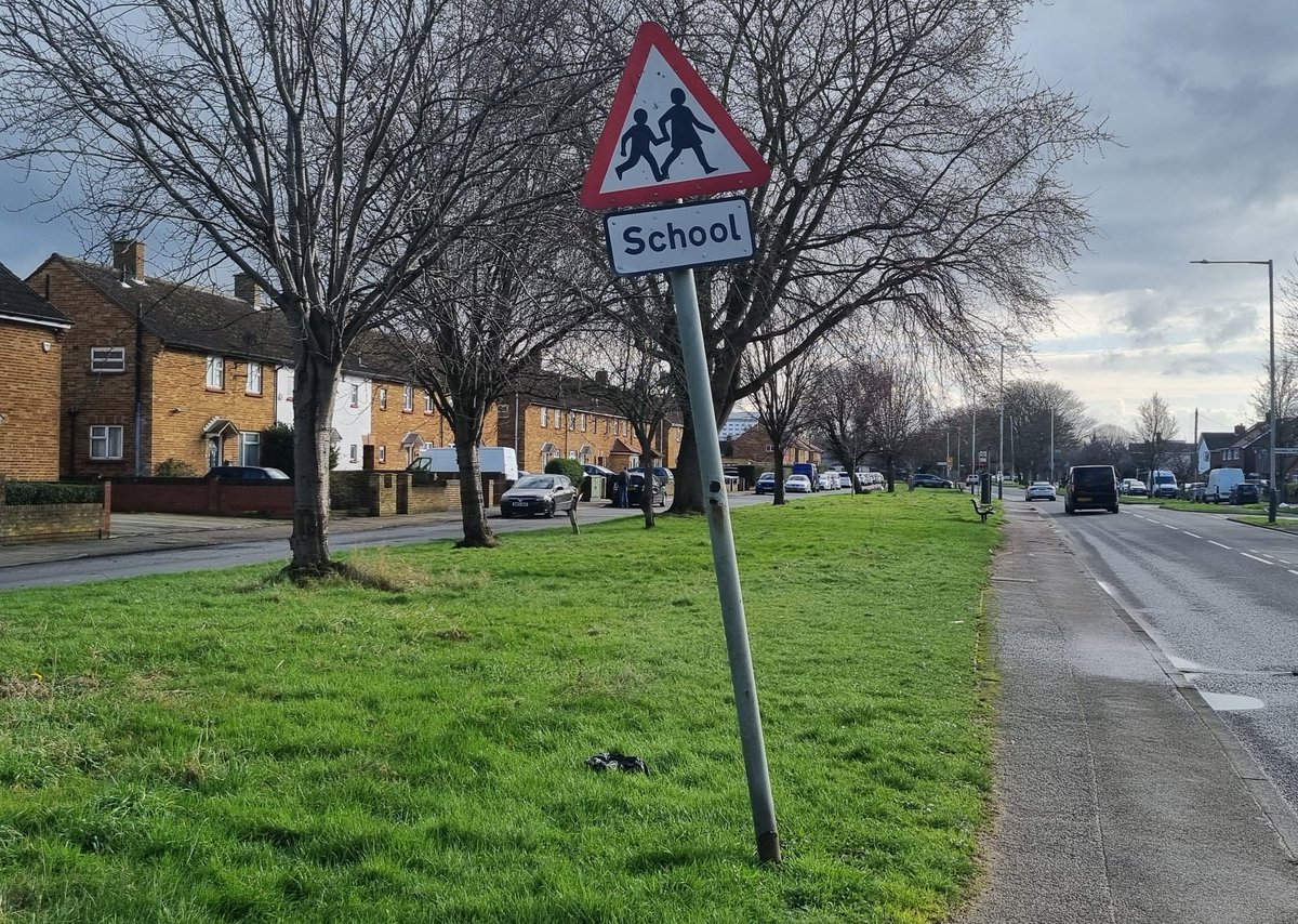 Its a Sunny Sunday weekly ward round. Issues have been picked to report hillingdon Council such as Signage are Bendy, potholes. Gullies are damaged and Sad see see piles of fly-tipping.