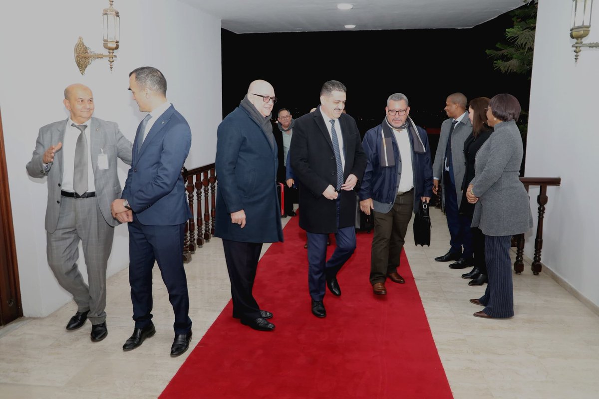En la madrugada de hoy arribamos, en visita de trabajo a la República Argelina Democrática y Popular, fuimos recibidos en el aeropuerto Houari Boumédiène, por el Ministro de Hidráulica de Argelia, Excmo. Sr. Taha Derbal y el embajador de Cuba en el pais #CubaVive #INRHCuba
