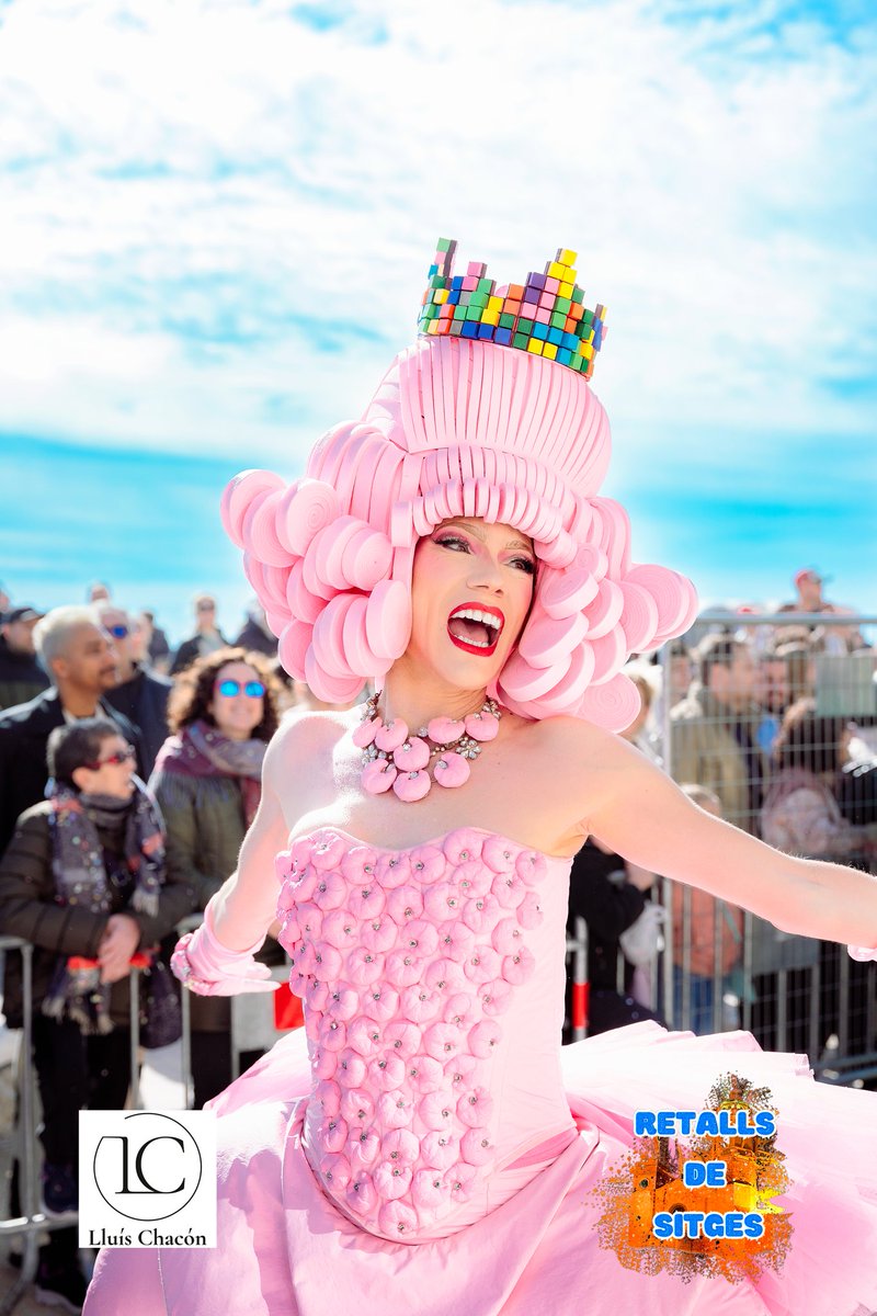 RetallsdeSitges's tweet photo. Ella es Sa Majestat Mimi Chateau, la Reina del Carnaval de Sitges 2024. De París a Sitges. 
"El Croissant mes ben farcit, depèn del dia crema catalana, o de xató o d'un bon Fricandó" 🥐🌸👾
@LluisChacon 
#CarnavalSitges24 #SitgesCarnaval https://t.co/hdkDEz2Qbi