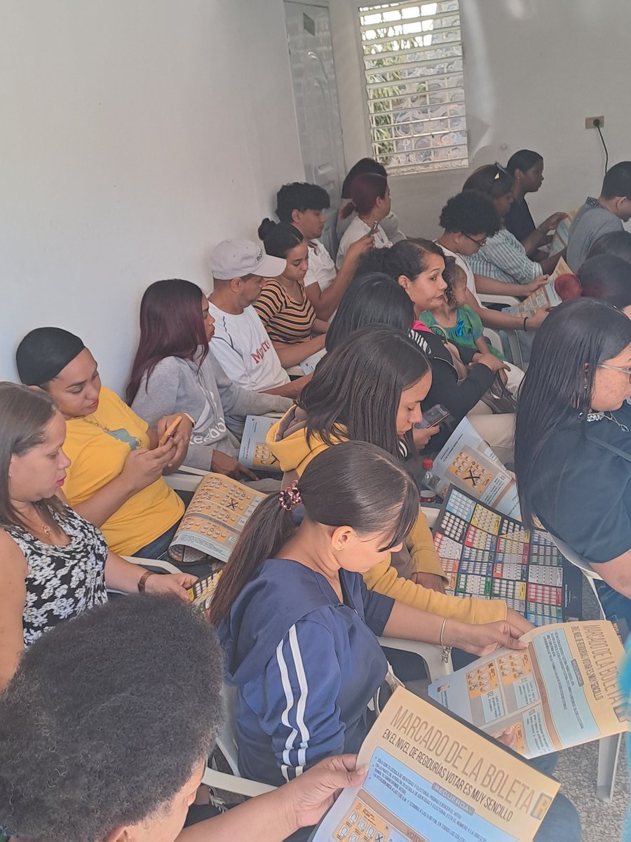CTrinidadRD's tweet photo. Instruyendo y capacitando a un grupo de jóvenes de Santo Domingo Oeste, quienes será delegados del PRD, en las próximas elecciones municipales. @miprd @MiguelVargasM https://t.co/RwFiEzsH5f