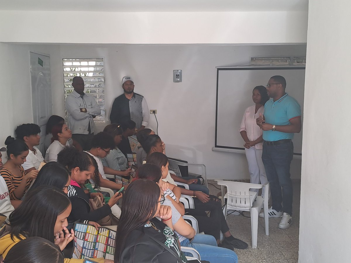 CTrinidadRD's tweet photo. Instruyendo y capacitando a un grupo de jóvenes de Santo Domingo Oeste, quienes será delegados del PRD, en las próximas elecciones municipales. @miprd @MiguelVargasM https://t.co/RwFiEzsH5f