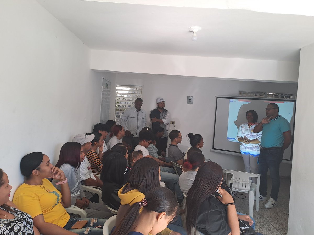 CTrinidadRD's tweet photo. Instruyendo y capacitando a un grupo de jóvenes de Santo Domingo Oeste, quienes será delegados del PRD, en las próximas elecciones municipales. @miprd @MiguelVargasM https://t.co/RwFiEzsH5f