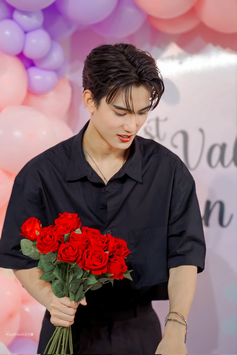 kwonaomsin's tweet image. 🖤🌹
#1stVDayFanSign
#First_Chalongrat #รักแรกของเฟริสท์