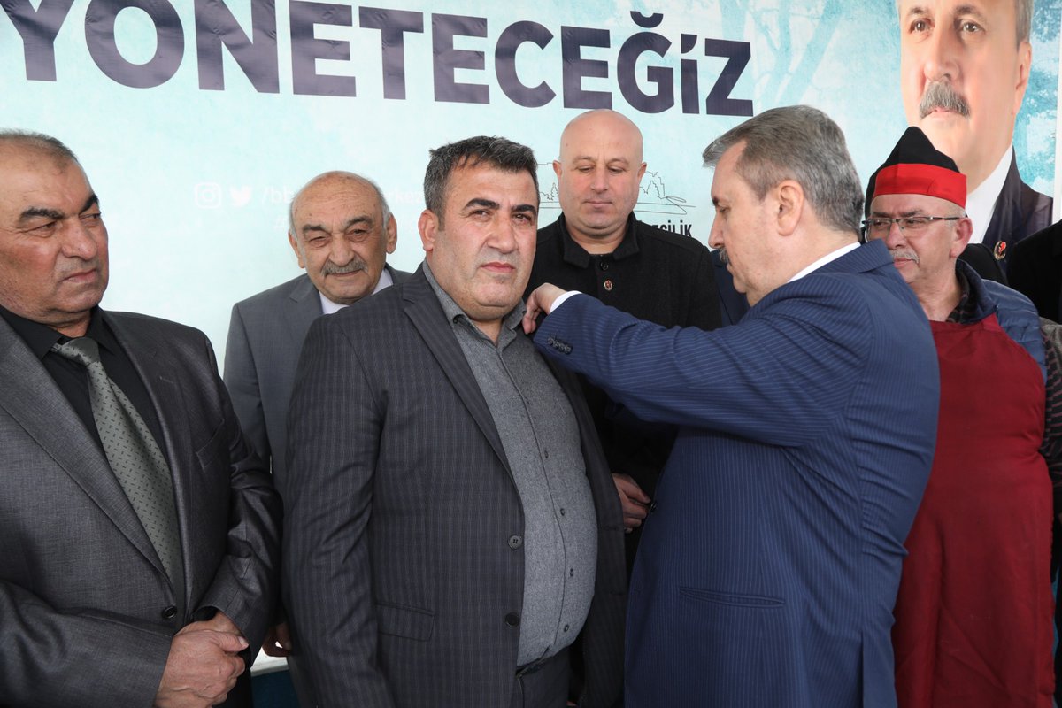 Genel Başkanımız Sayın Mustafa Destici, Mucur'da partimize katılanlara rozetlerini takdı.
#BirlikteYöneteceğiz