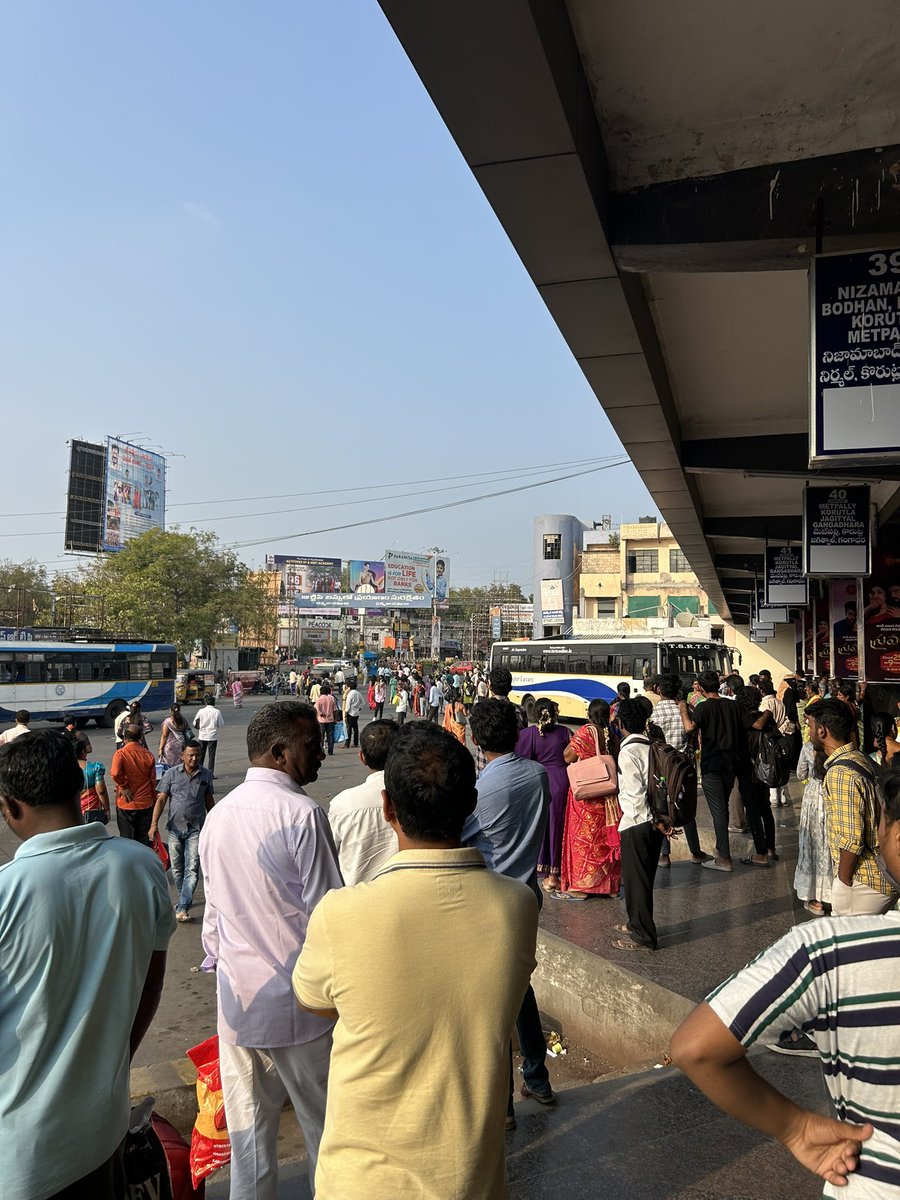 Karimnagar bus stop lo kuda maarpu ochindhi . 

#freebus