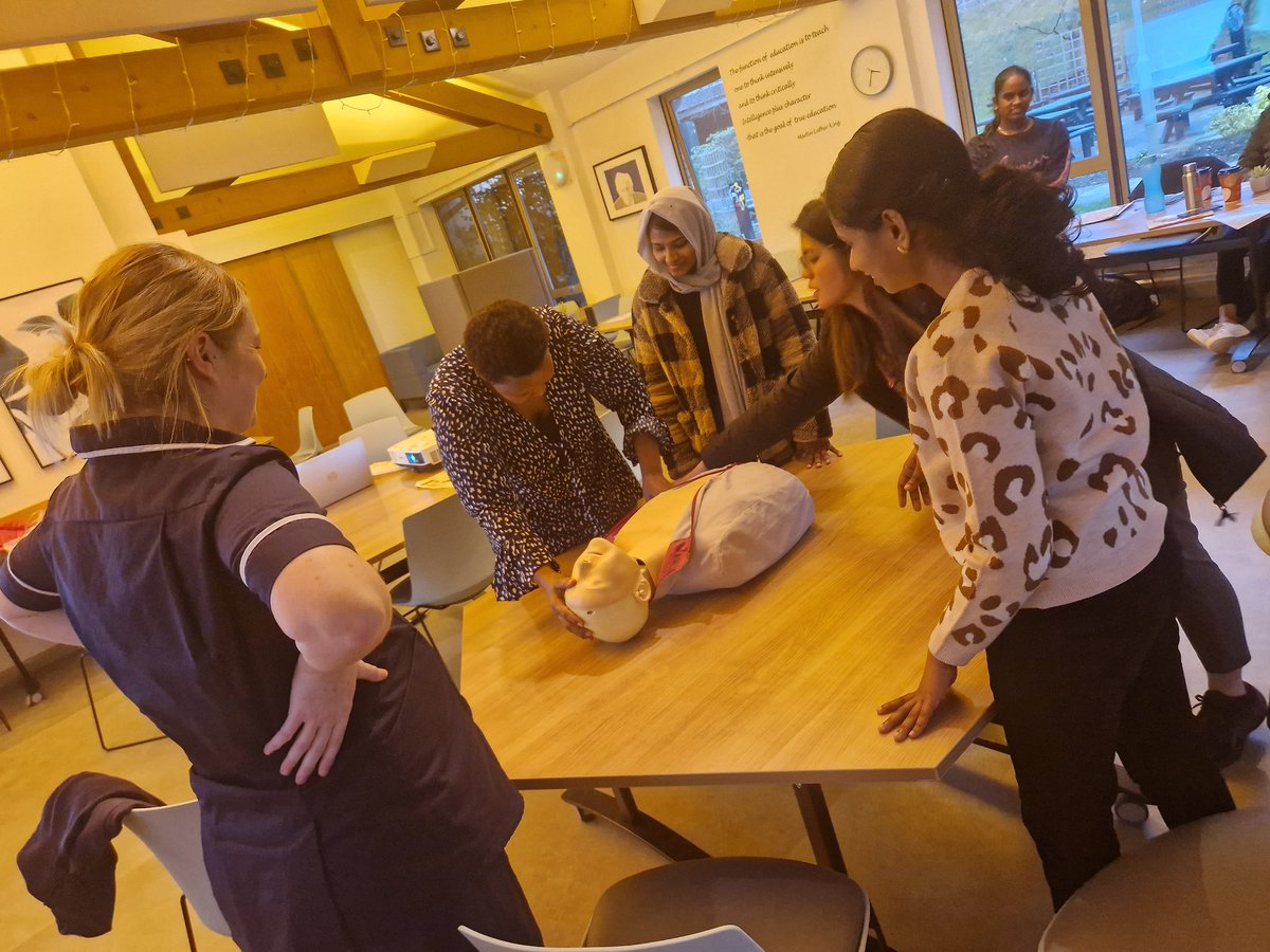 ClinicalEdEm_Kt's tweet photo. First Level 1 Study day for us, really enjoyable day 😀 #wolf #stonehouse #UHP #teamsurgery @SueClemow @Nickymetty https://t.co/4BSPqiK0uo