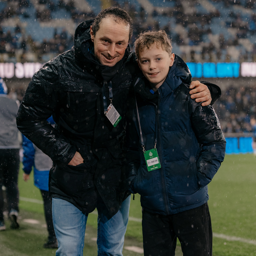 ClubBrugge's tweet photo. Unforgettable memories ๐ฅฐ
Dankzij de Christmas Countdown, de online eindejaarsactie van Club, beleefden enkele fans gisteren een zeer bijzondere avond. Clubfan Lowie mocht zelfs de aftrap geven! ๐๐ค #CLUEUP
