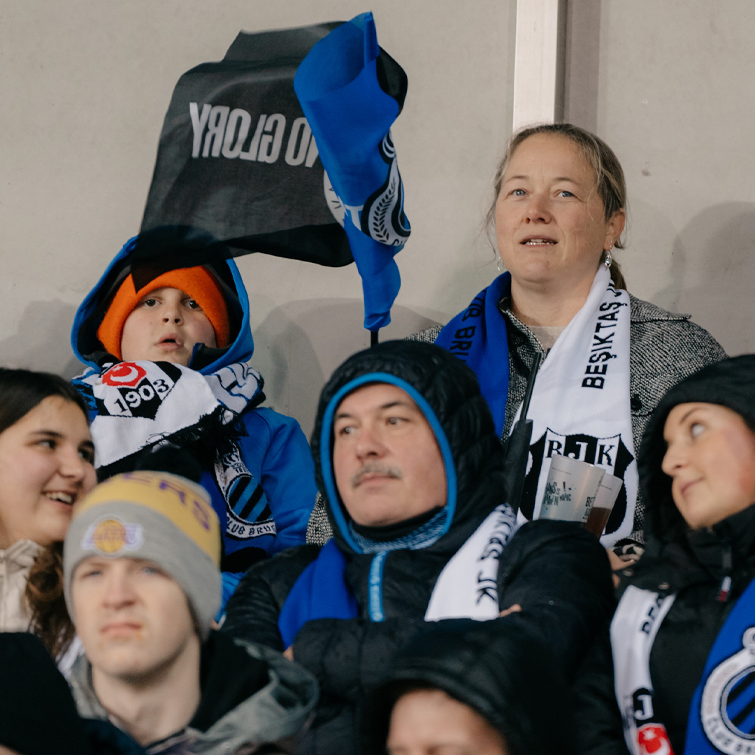 ClubBrugge's tweet photo. Unforgettable memories ๐ฅฐ
Dankzij de Christmas Countdown, de online eindejaarsactie van Club, beleefden enkele fans gisteren een zeer bijzondere avond. Clubfan Lowie mocht zelfs de aftrap geven! ๐๐ค #CLUEUP