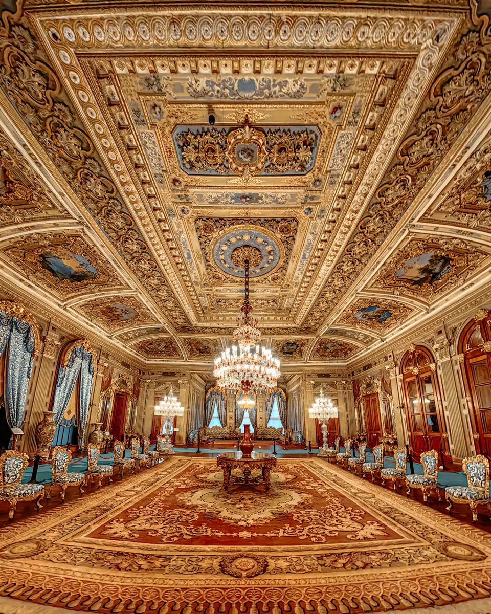 Step into the grandeur of Dolmabahçe Palace, where Ottoman opulence meets European elegance. Marvel at the architectural masterpiece that seamlessly blends Baroque, Rococo, and Neoclassical styles, showcasing the splendor of Istanbul's imperial past 💫