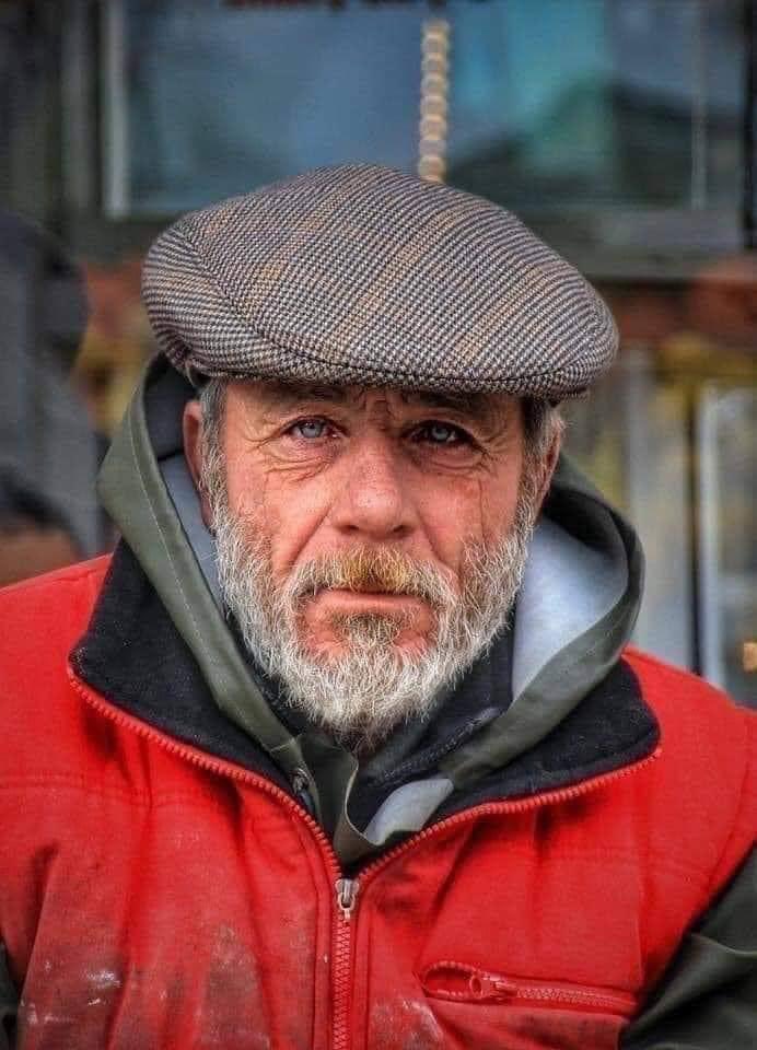 İNSANLIĞIN ÖLDÜĞÜ GÜN..
Adı Yosef Hobe idi..
Musevi bir vatandaşımızdı..
İzmir Konak'ta 50 yıldır esnaftı..
Basmacı Yusuf diye tanınırdı..
Dükkanı Hisar Caminin yanındaydı: Yusuf Tuhafiye..
Sevilir, sayılır, hürmet edilirdi..
Sabah erkenden dükkanını açardı..
"Selaymün Aleyküm"