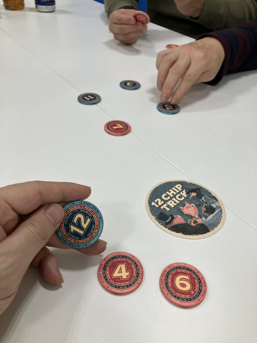 jun1s's tweet photo. #12チップトリック #12ChipTrick
手札4枚のチップで トリックテイキング。
トリックを取るとそのトリックの中から1枚選んで表向きで得点化するが、赤が含まれていたら赤を選ぶのがミソ。
誰か4枚取った時点で22点未満の中でトップの人が勝利。
濃密な駆け引きとロジカルな読みと記憶。凄い。
#2金 https://t.co/DI7nqpdnaE