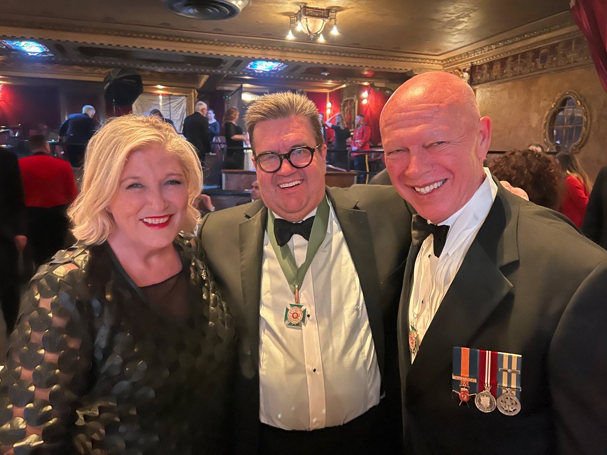 Très belles rencontres samedi soir lors d’une cérémonie au Régiment de Sherbrooke.  Notamment, avec la charmante Danielle Ouimet et Denis Coderre, plus en forme que jamais. #PolCan #senCa
