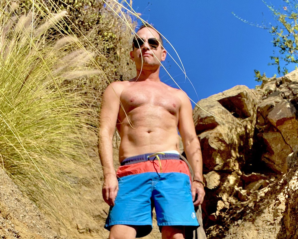 andredre1's tweet photo. When the right day comes along to get covered in sunshine!โ๏ธ๐ถโโ๏ธ
#andrediniz #andredinizartist #hiking #hikingday #shirtlesshiking #thirsttrappin #tonedbody #muscle #abs #malephotography #hotguysofinsta #gaymen #shirtlessguys #gayfitness #beachbody #shortshorts #gayhiking #gayhiker https://t.co/QRPGqqax06