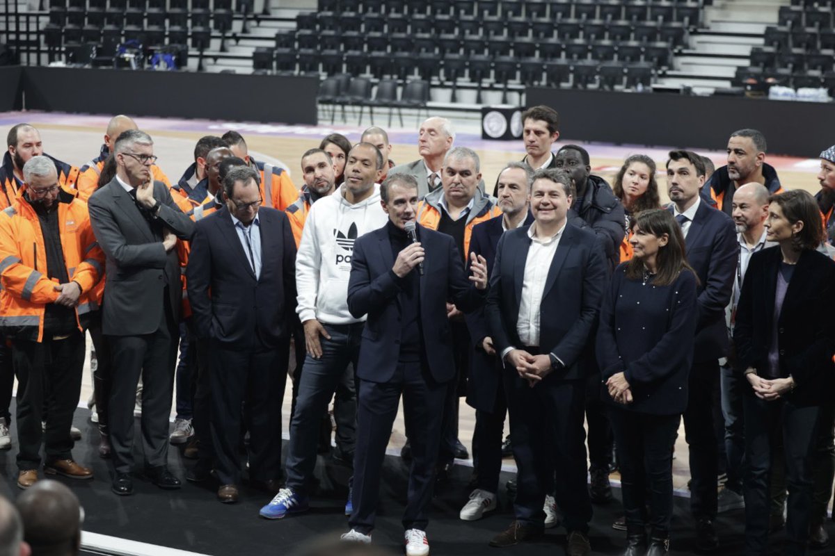 Disruptive. Hybride. Inclusive. Guest Experience. Lieu de vie. Partage. Rencontres. 4 ans de travail. Découvrez votre nouveau chez vous, ça s’appelle adidas arena. Venez bouger les lignes avec nous !
Avec @nicolas_dupeux @anne_hidalgo <a href="/egregoire/">Emmanuel Grégoire</a> <a href="/MathieuSidok/">Mathieu SIDOKPOHOU</a>