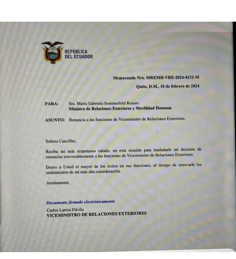 #URGENTE 
¡NOBOA ENFRENTA SUS PRIMERAS BAJAS!
Mientras esta en Miami por una "agenda presidencial" a Noboa le llegó la noticia sobre Carlos Larrea y su renuncia irrevocable como Viceministro de relaciones Exteriores