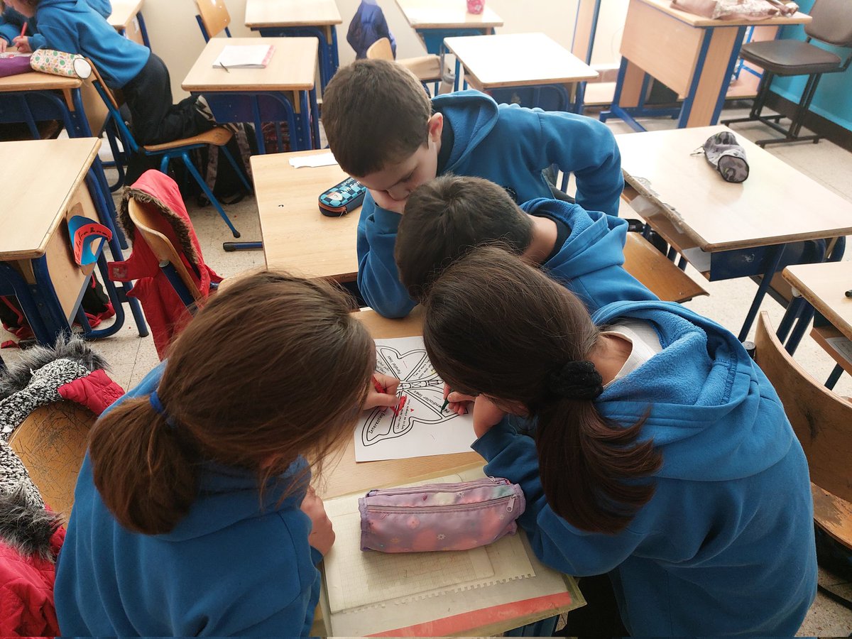 Working through different activities to differentiate between type of lines <a href="/FawziehHn/">fawziehhnaini</a> <a href="/MakAishaSchool/">MakAishaSchool</a>