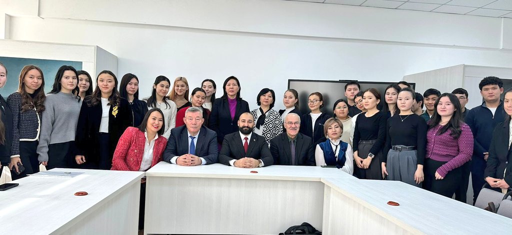 Farabi Üniversitesi Tarih Fakültesi'nin daveti üzerine öğrencilerimize 'Türk Dünyası'nda Milli Fikriyatın Gelişimi' konusunda konferansımızı icra ettik. Bizi dinlemeğe gelen Kazak ve Türkmen öğrencilere teşekkür eder, eğitimlerinde başarılar dilerim. @KazNU_official