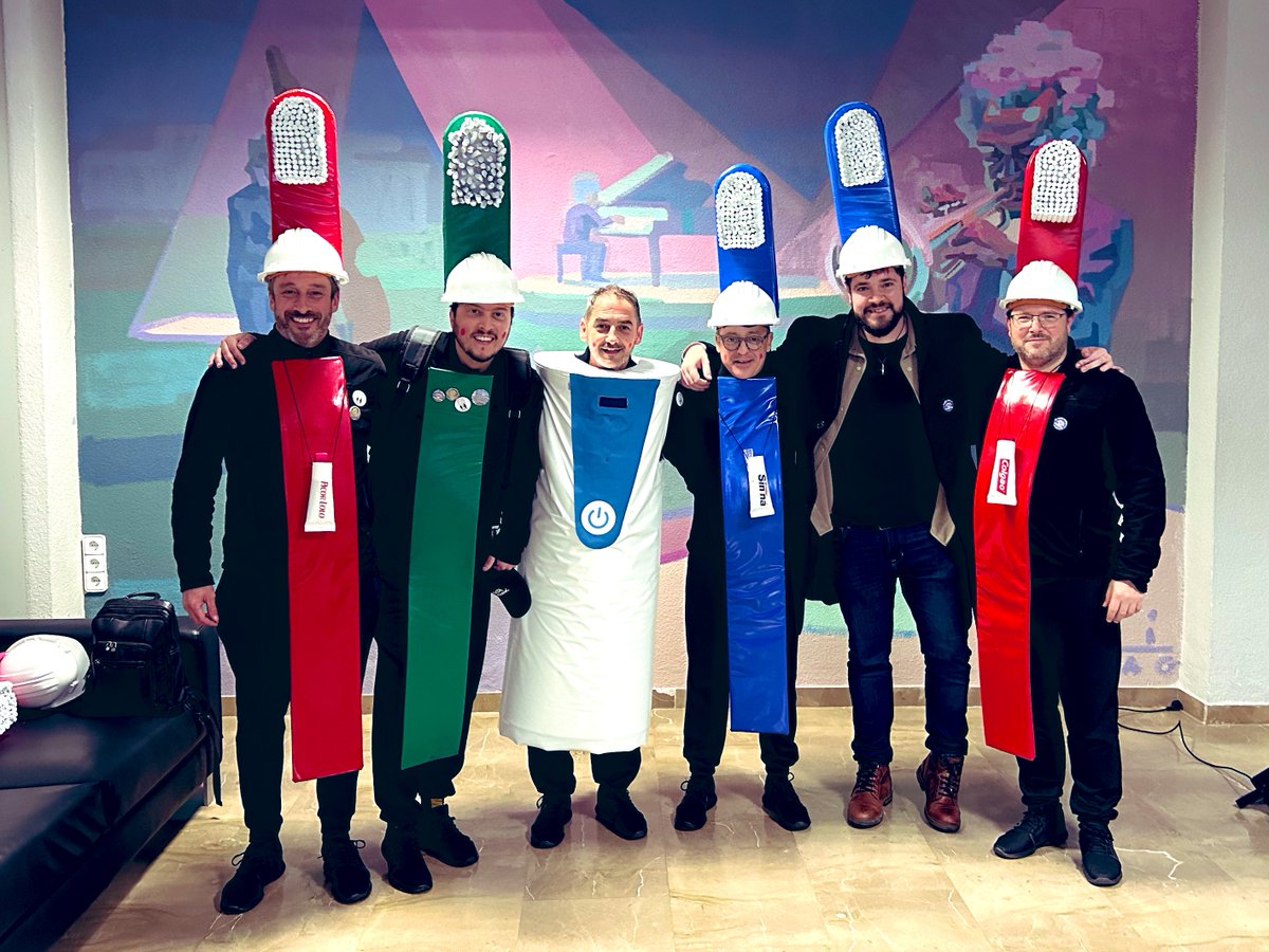 Media docena de #pregoneros del #CarnavalATQ, esta fiesta tiene buenos ingredientes, entre TODOS podemos hacer, de nuestra ciudad, un referente en los festejos por D. Carnal . ANÍMATE y vente a la carpa, allí estaremos todas las Agrupaciones para ofrecerte nuestras letrillas 😃🎭