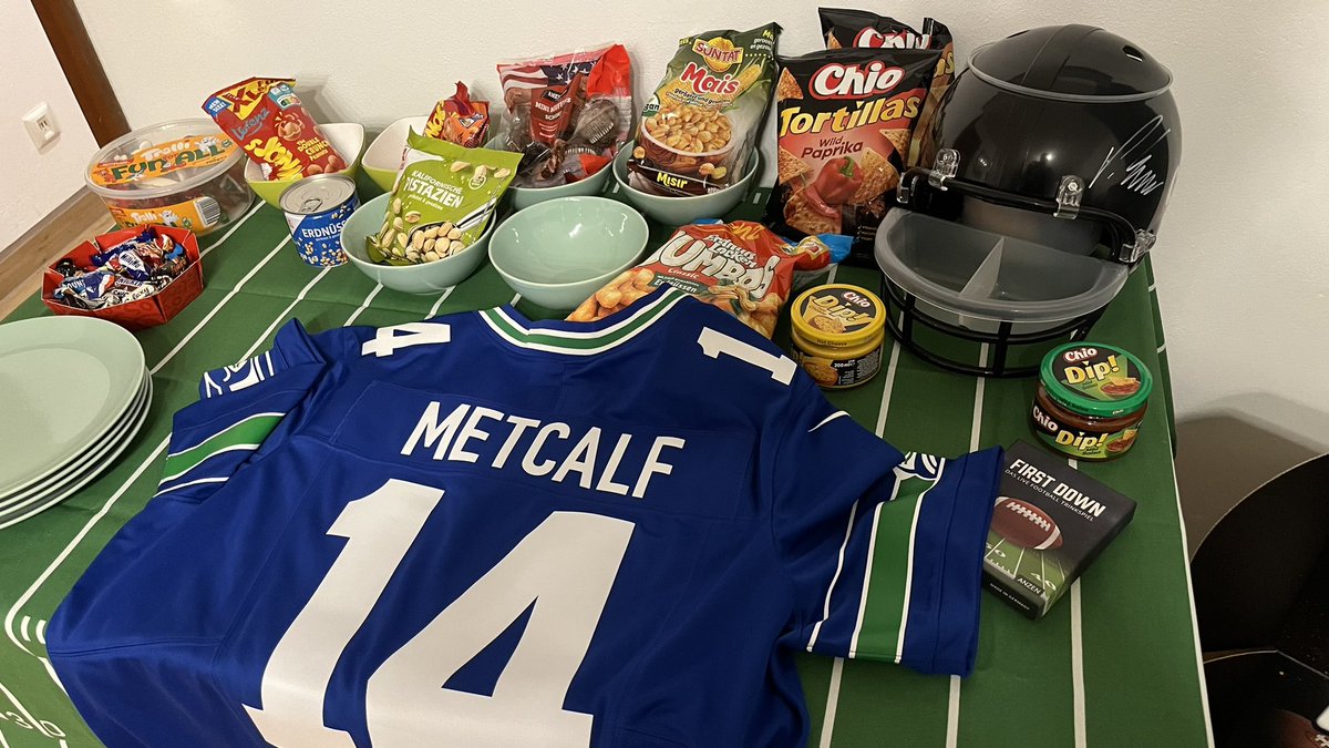 willi_xii's tweet photo. Ready lets goooo 🏈🏈🥳
#SuperBowl #sb58 #snackhelm https://t.co/M5REGvKxkS