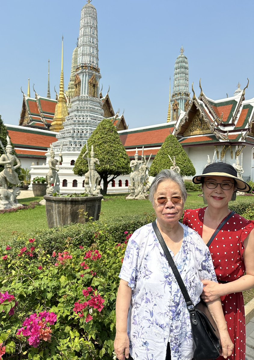 Mit meiner 88jährigen Mutter in Bangkok. Ich glaube, sie wird locker 100!