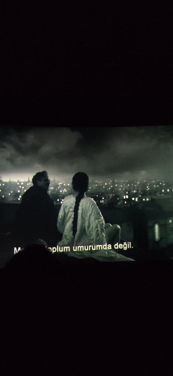 sadeceertu's tweet photo. Poor Things, Lanthimos.

Film, en geniş anlamıyla zihnimde şu cümleyi kurdu: Güzelliğe sahip olma hırsı, sahip olduktan sonra onunla ne yapacağını bilememenin ayarsızlığı.

Bir de soru bıraktı: Aşk "sandığımız" bir şey midir? https://t.co/jxoqEC3pQH