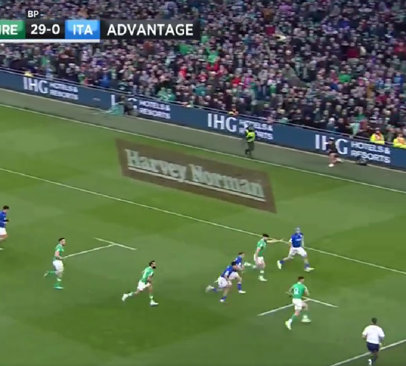An underrated part of Ireland's game is player communication. Here for example, we can see Byrne running in an offside position so he can point and show Nash where things are.

#Teamwork #IREvITA #SixNations