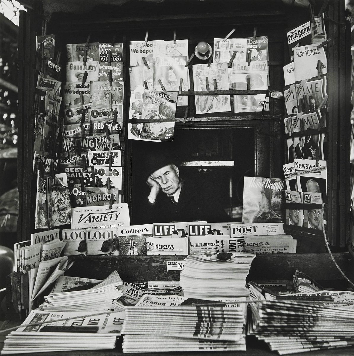 semihozcan62's tweet photo. Vivian Maier
American, 1926–2009
Untitled (News Stand)
March, 1954
Manhattan, New York 😴
#VivianMaier #PhotographyIcon
#StreetPhotography #PhotoJournalism https://t.co/DM7uHZsXT9