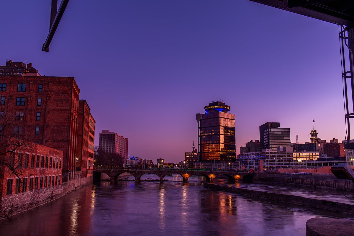 JohnWashnis's tweet photo. Those Inner Loop sunsets 🌇 provide a lot of shadows, light play, and color, especially this time of year when the sun is at a lower angle.
#thisisroc #rochesterny #iloveny #roctopshots #explorerochester #sunset https://t.co/C9AXC0ZUBC