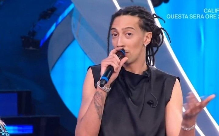 fedelealtrash's tweet photo. pensate dover chiedere scusa solo per aver detto la verità nell'indifferenza di tutti presentatrice compresa
#domenicain https://t.co/iPG2KXp3XK