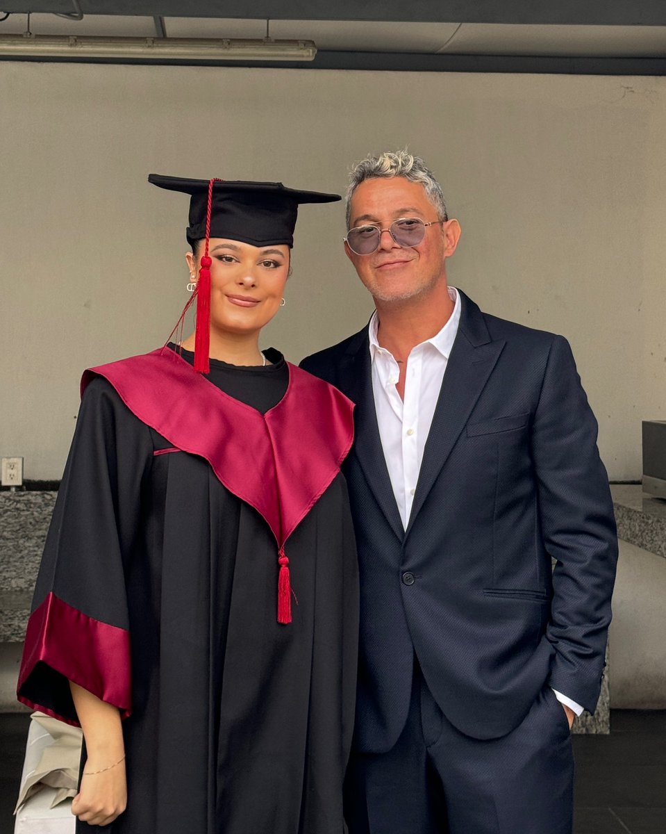 AlejandroSanz's tweet image. Qué bonita inocencia la tuya, mi niña Manuela. Sorprenderte es mi deporte favorito y mi premio, tu felicidad. Ya lo sabes, ni miles, ni millones de kilómetros me impedirían estar contigo en un día tan especial. Feliz graduación vida mía. Te amo ❤️