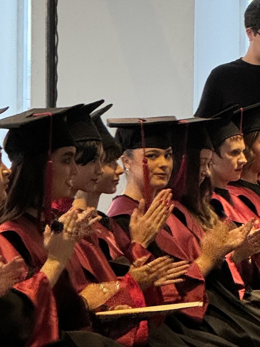 AlejandroSanz's tweet image. Qué bonita inocencia la tuya, mi niña Manuela. Sorprenderte es mi deporte favorito y mi premio, tu felicidad. Ya lo sabes, ni miles, ni millones de kilómetros me impedirían estar contigo en un día tan especial. Feliz graduación vida mía. Te amo ❤️